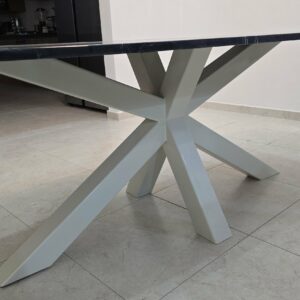 Mesa de comedor Angus para 8 personas en mármol negro base de metal chmapagne