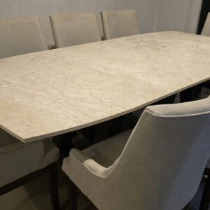 Set Comedor Isabel en mármol maya beige corte en arco perineal para 8 personas